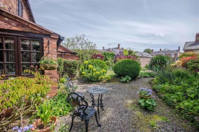 FRONT GARDEN