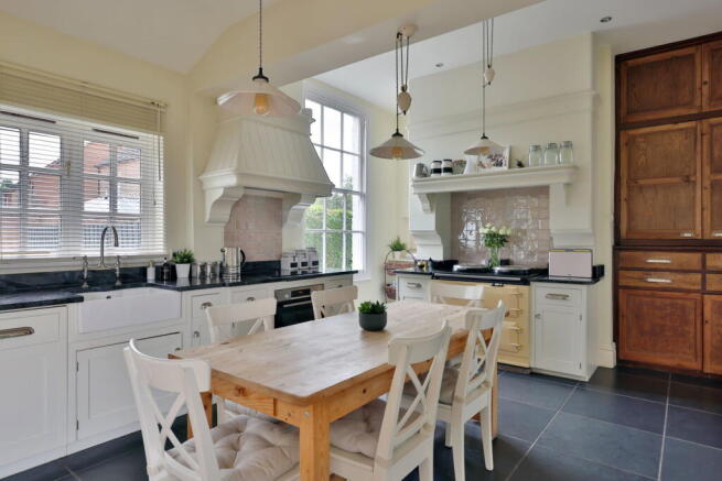 6 bed Detached for sale Image 12