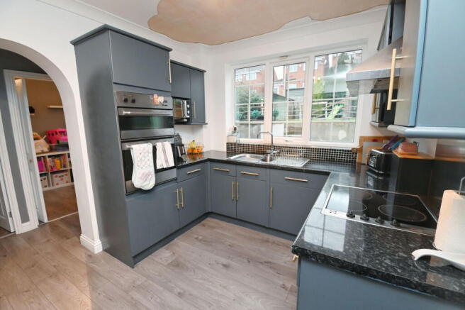 4 bed Semi-Detached for sale Image 6