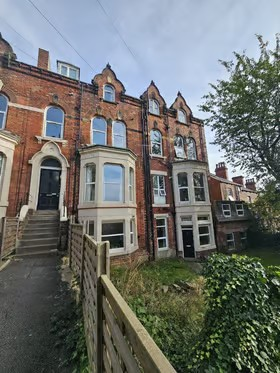 4 bed Apartment to rent Image 8