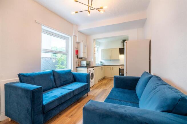 5 bed House to rent Image 5