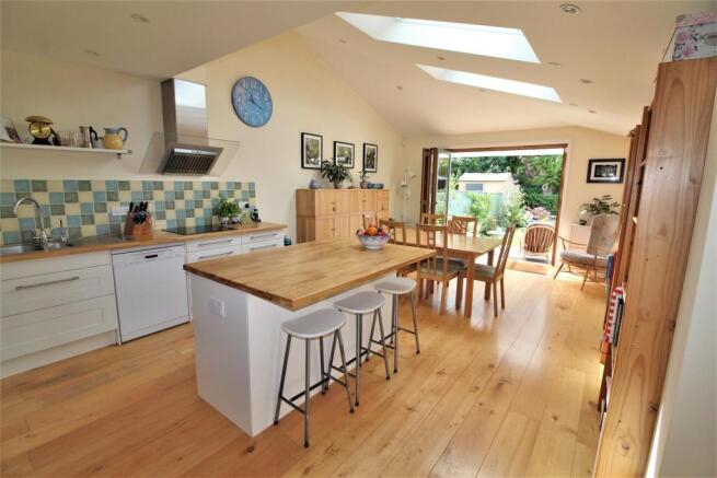 KITCHEN FAMILY ROOM