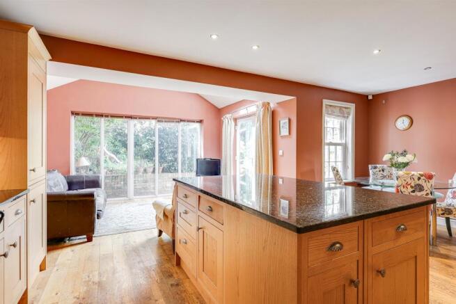 4 bed Detached for sale Image 7
