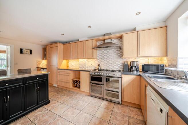 4 bed Link Detached House for sale Image 8