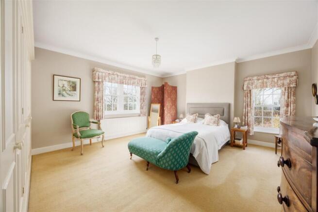 5 bed Detached for sale Image 8