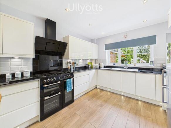 4 bed Detached for sale Image 6