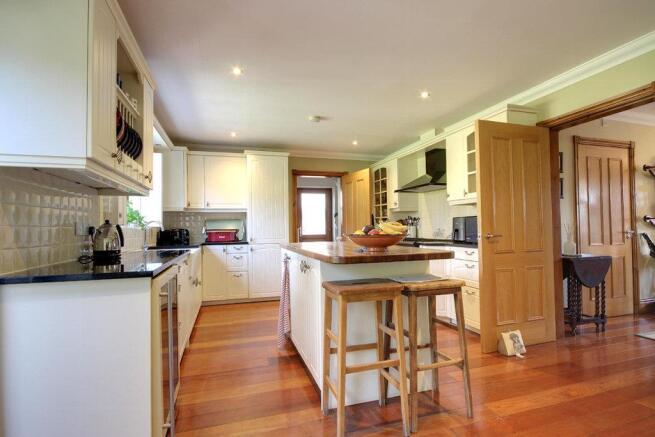 5 bed Detached for sale Image 10