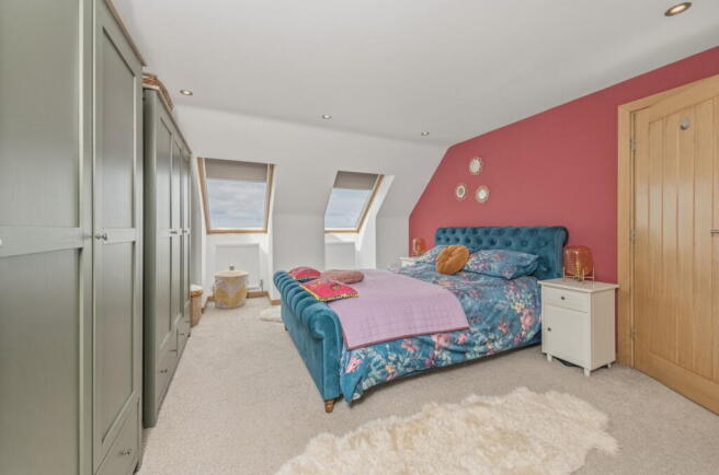 5 bed Detached for sale Image 11