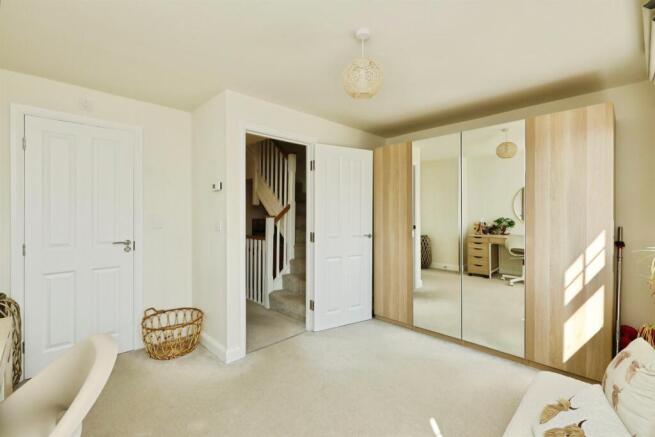 4 bed Town House for sale Image 10