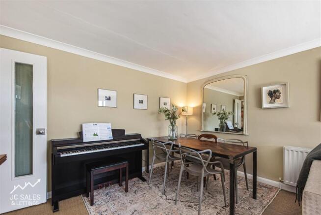2 bed Apartment for sale Image 6