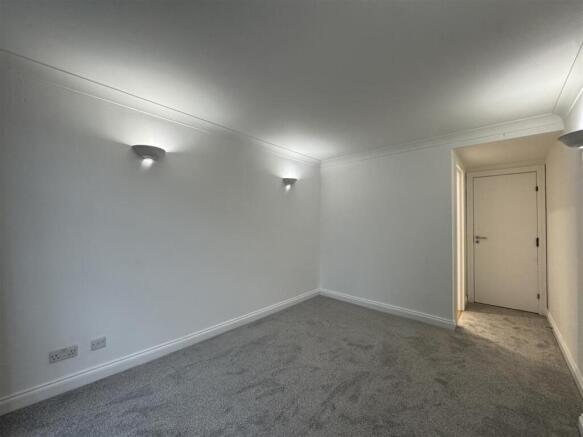 Bedroom 1 pic 5.jpeg