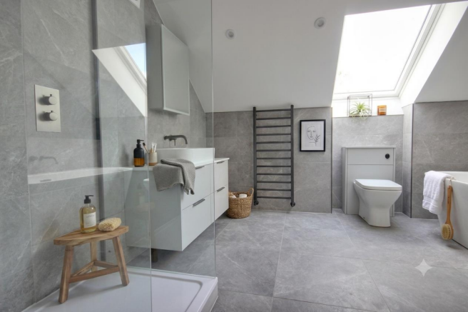 5 bed Detached for sale Image 12