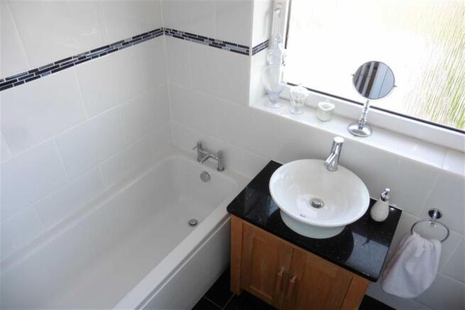 Fully tiled luxury bathroom (rear)
