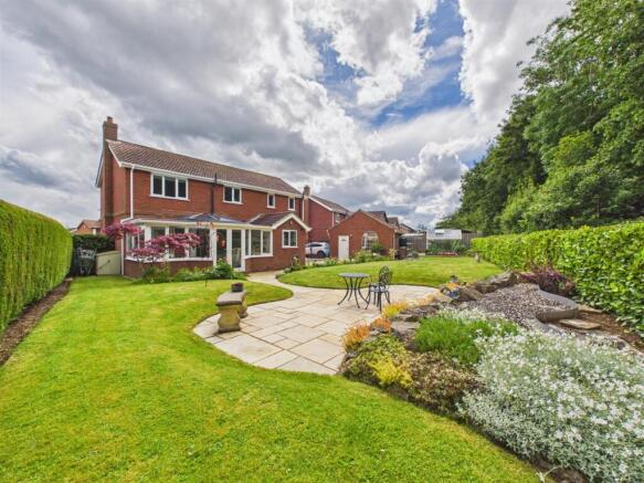4 bed Detached for sale Image 11