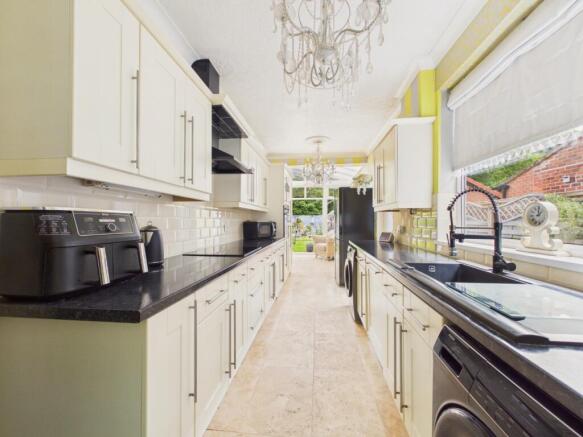 4 bed Semi-Detached for sale Image 5