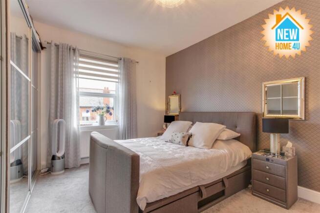 MAIN BEDROOM: