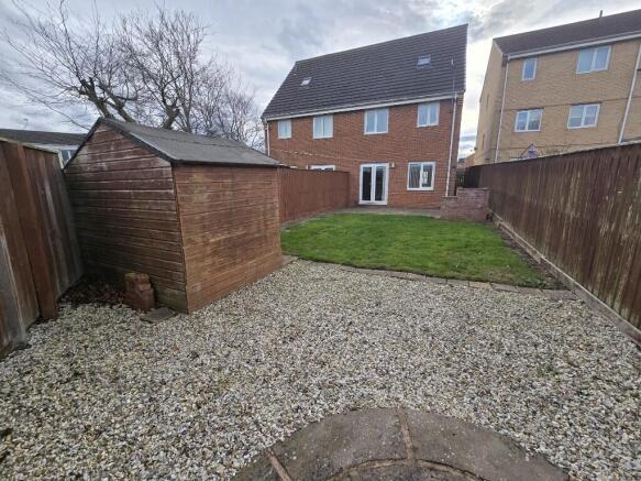 4 bed Semi-Detached to rent Image 7