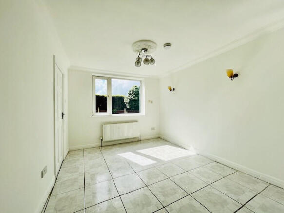 4 bed Detached to rent Image 8