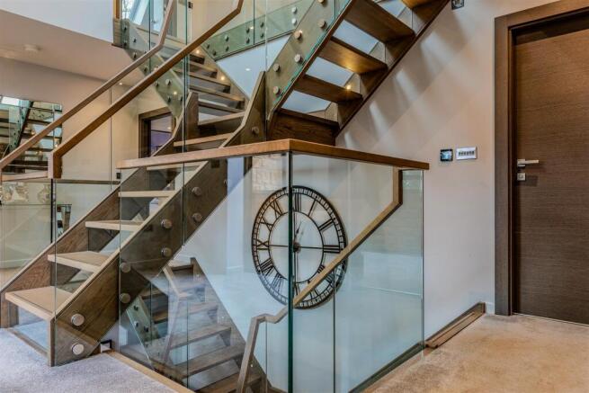 6 bed Detached for sale Image 11