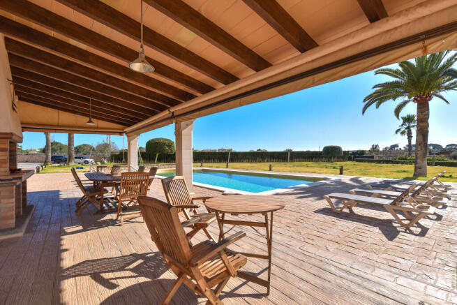 Large covered bbq terrace