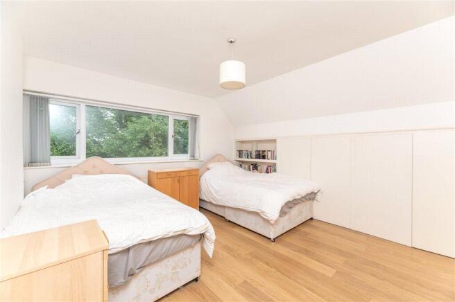 4 bed Detached for sale Image 7