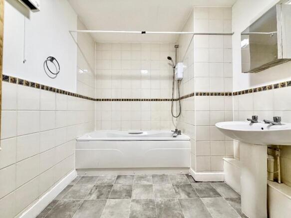 2 bed Apartment to rent Image 11