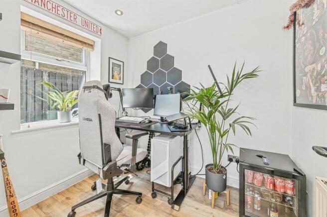 5 bed Semi-Detached for sale Image 9