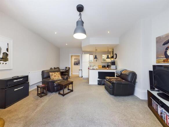 2 bed Flat for sale Image 4