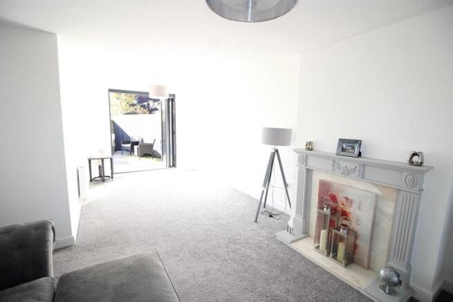53 Grosvenor Rd-Lounge2.JPG