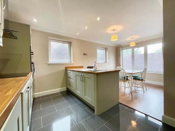 2 bed Flat for sale Image 5