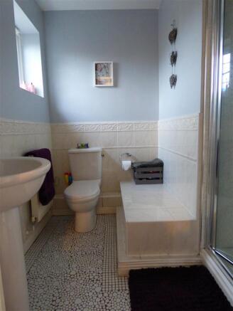 EN-SUITE SHOWER ROOM