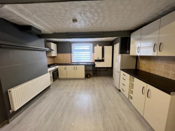 2 bed Terraced to rent Image 4