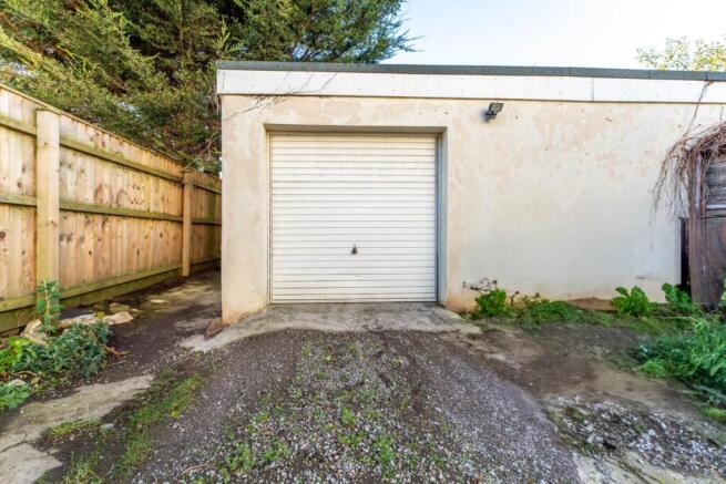 Ashcombe Road, Substantial Property -  Development Potential! photo 4