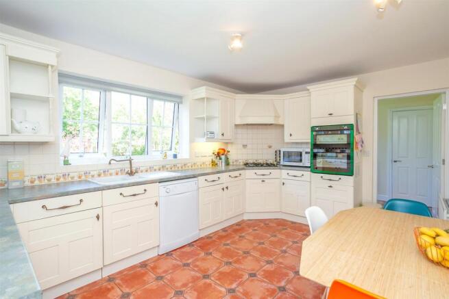 Kitchen 1.jpg
