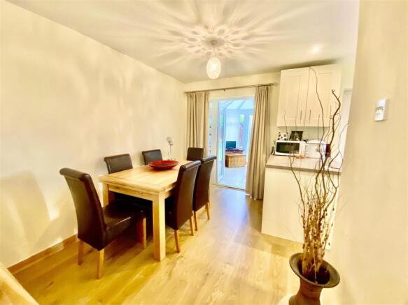 Lounge / Dining Area