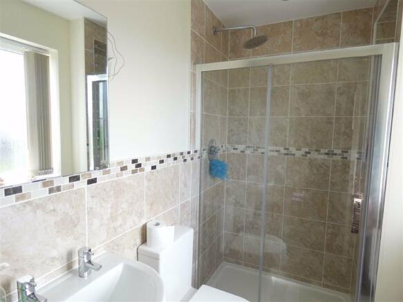 MODERN EN SUITE SHOWER ROOM