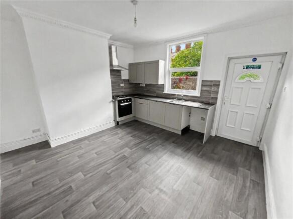 2 bed Terraced to rent Image 4