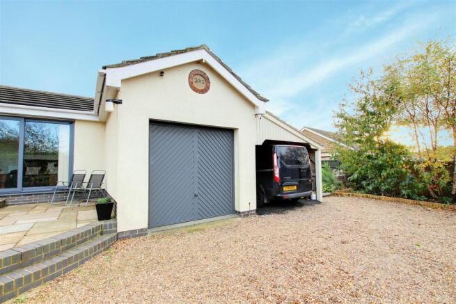 Garage/Carport