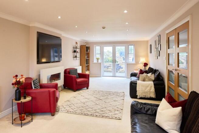 5 bed Detached for sale Image 12