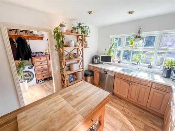 4 bed Detached to rent Image 8