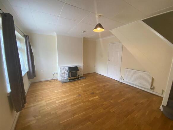 7 Heol y Nant - living room 2.jpg