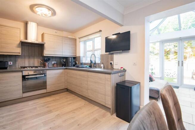 Kitchen & Dining