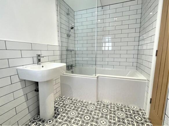 2 bed Apartment to rent Image 4