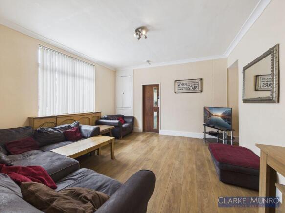 6 bed Town House to rent Image 5