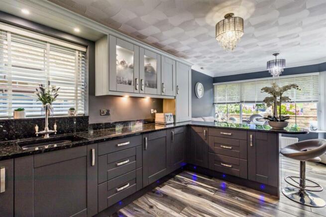 5 bed Detached for sale Image 6