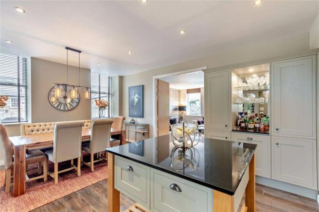 3 bed Apartment for sale Image 5