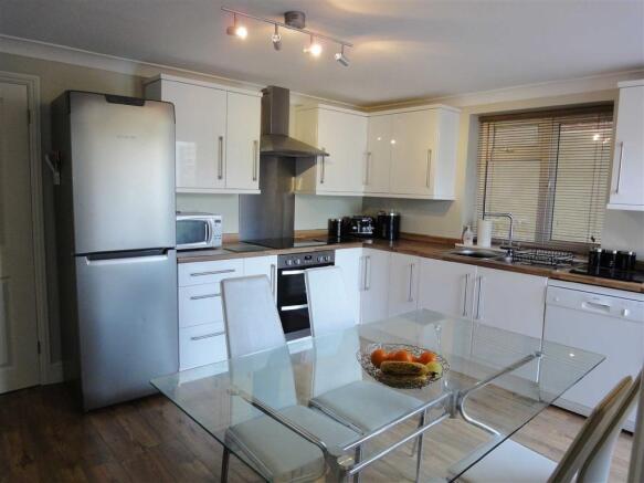 KITCHEN/DINING ROOM: