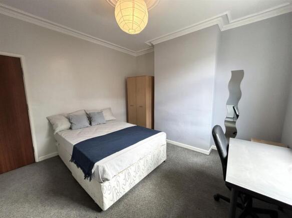 186 bedroom 1.jpg