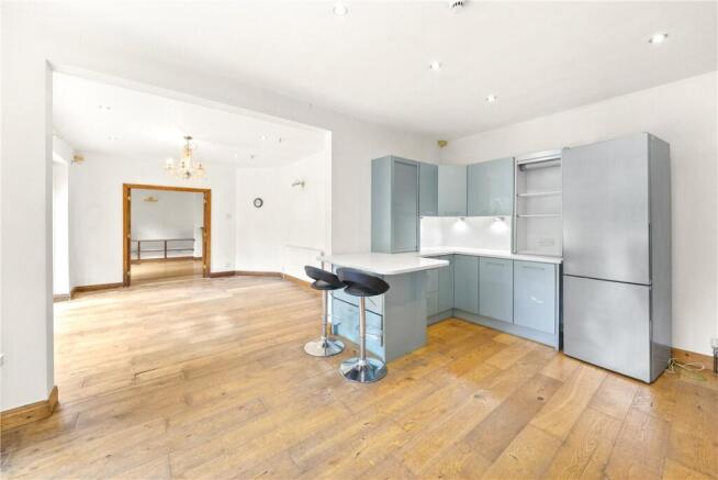 5 bed House for sale Image 9