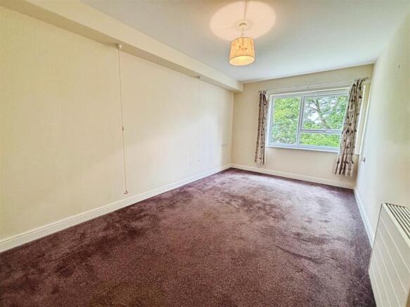 2 bed Flat for sale Image 6